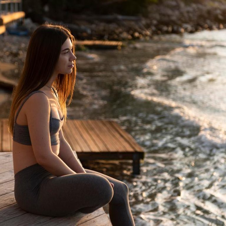 side-view-woman-relaxing-beach
